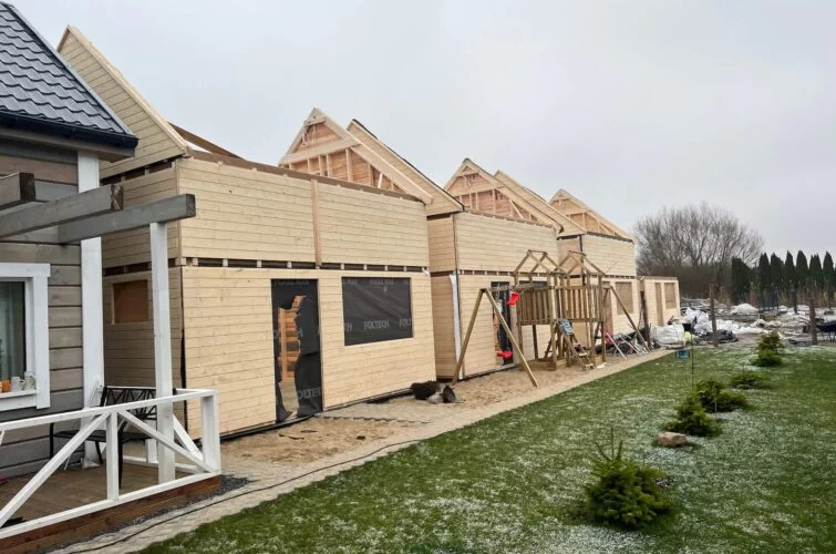 Dom modułowy NekoDom w trakcie montażu ścian i więźby dachowej