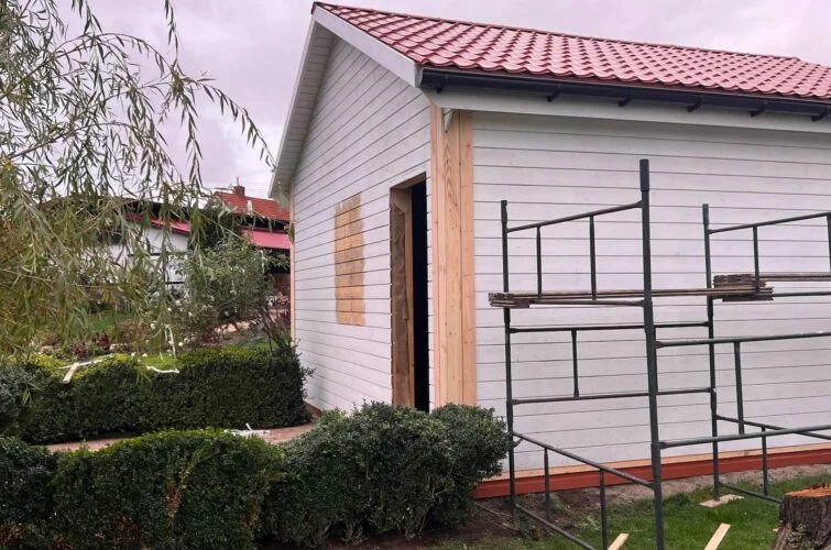 Domek letniskowy NekoDom podczas montażu elewacji drewnianej