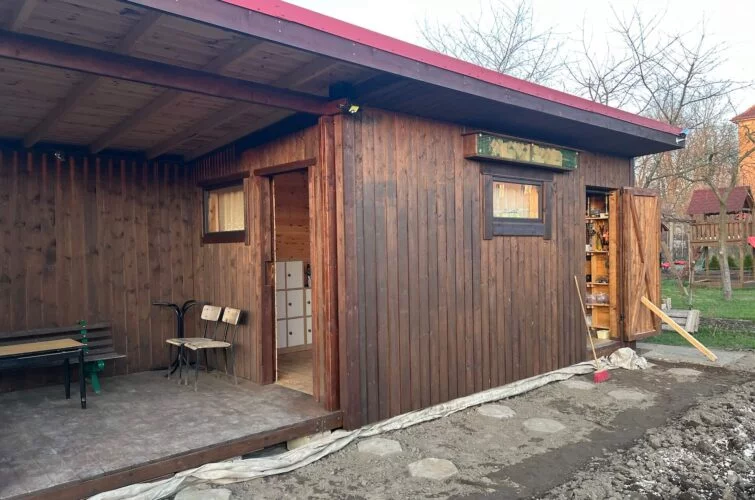 Drewniany domek letniskowy NekoDom z zadaszonym tarasem