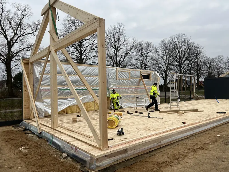 Drewniany szkielet konstrukcyjny na płycie fundamentowej podczas montażu
